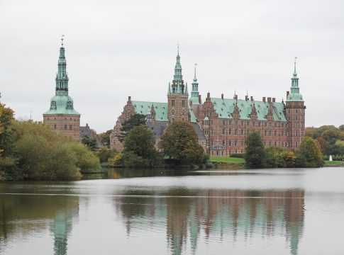 Imagem espelhada do Palácio de Frederiksborg